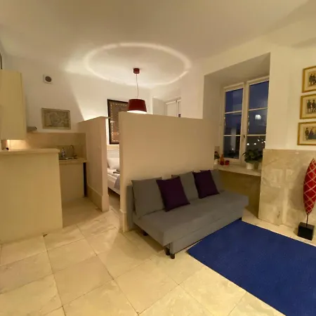 Fox Old Town Apartment *